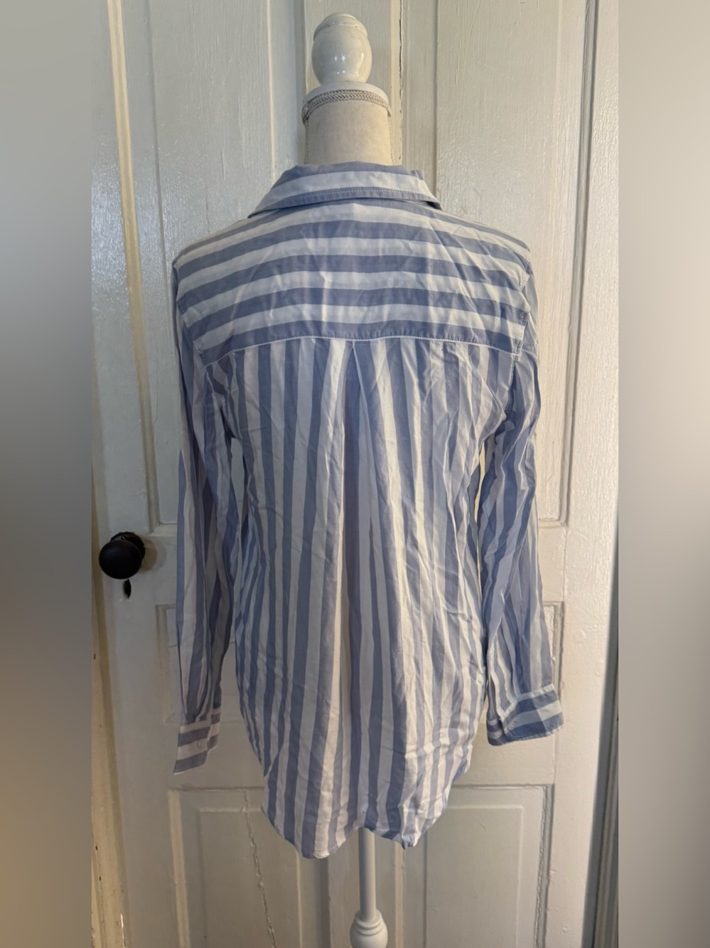 beachlunchlounge Candace Blue & White Stripe Button-Up Shirt - Size M - NWT - Picture 4 of 13